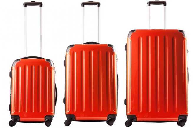 röda resväskor